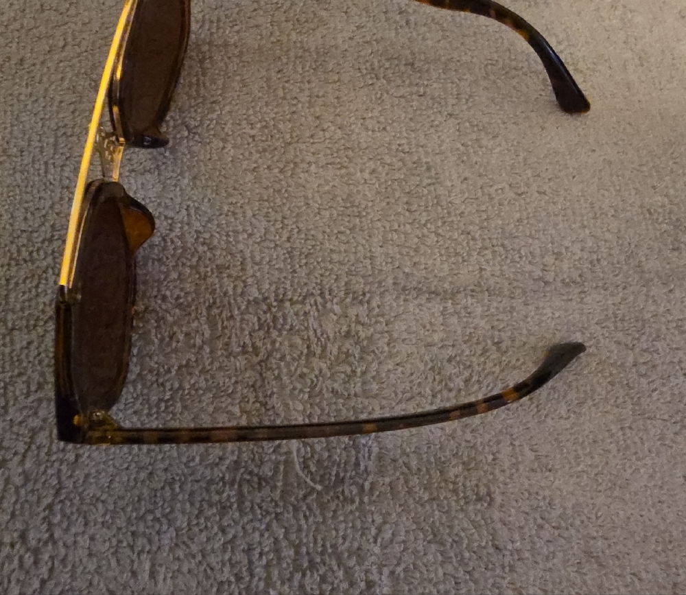Stylish Tortoise Shell Sunglasses - Picture 4 of 5